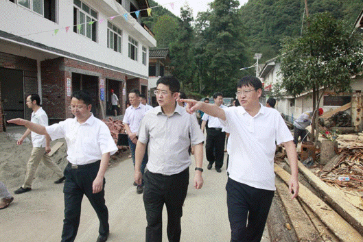 市委常委,组织部长许东明深入利州区蹲点调研脱贫攻坚